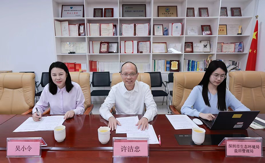 嘉宾：市生态环境局盐田管理局党支部书记、二级调研员许洁忠（左二）、市生态环境局智能管控中心五级高工吴小令（左一）及相关嘉宾