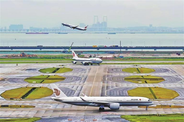 深圳空管站精准研判新航季特点，制定分时段、分区域的动态管控方案。图为机场航班起落（资料片）。.jpg
