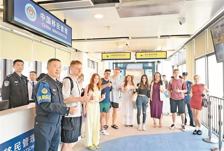 昨日中午，国际邮轮“招商&middot;伊敦号”抵达蛇口邮轮母港，其中10名外籍旅客经国际中转区换乘国际邮轮出境。 深圳特区报记者 耿超逸 摄.png