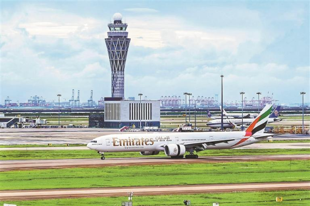 进入暑运以来，深圳机场国际及地区航点总数突破50个。图为阿联酋航空执飞的深圳往返迪拜航班。.jpg