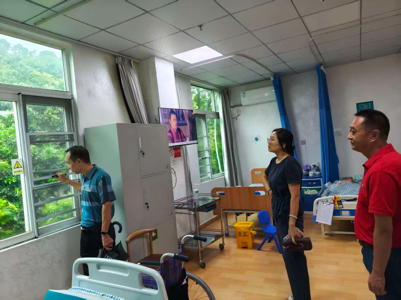 党员干部对老人居室环境开展安全检查